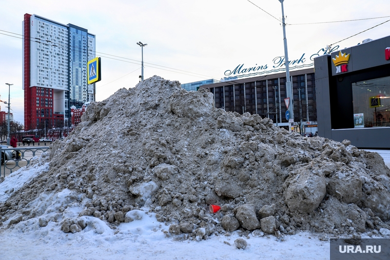 Уборка снега в Железнодорожном районе. Екатеринбург 