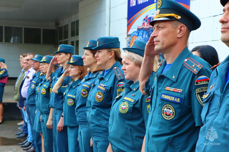 Спасатели и огнеборцы отмечают День государственного флага Российской Федерации