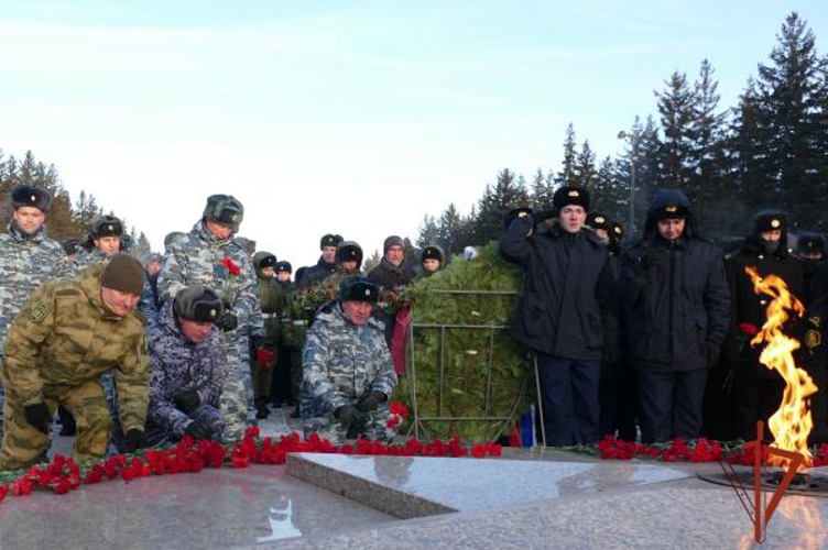 Память героев: Росгвардейцы Омска почтили павших защитников Отечества в Парке Победы