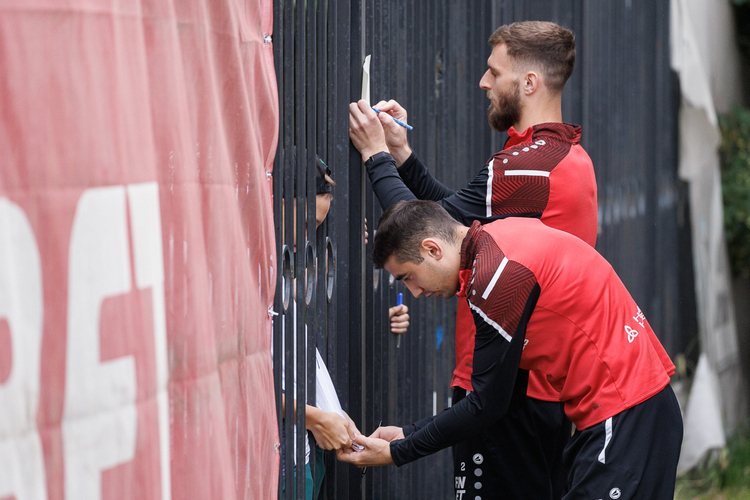 Юные болельщики попросили игроков об автографах