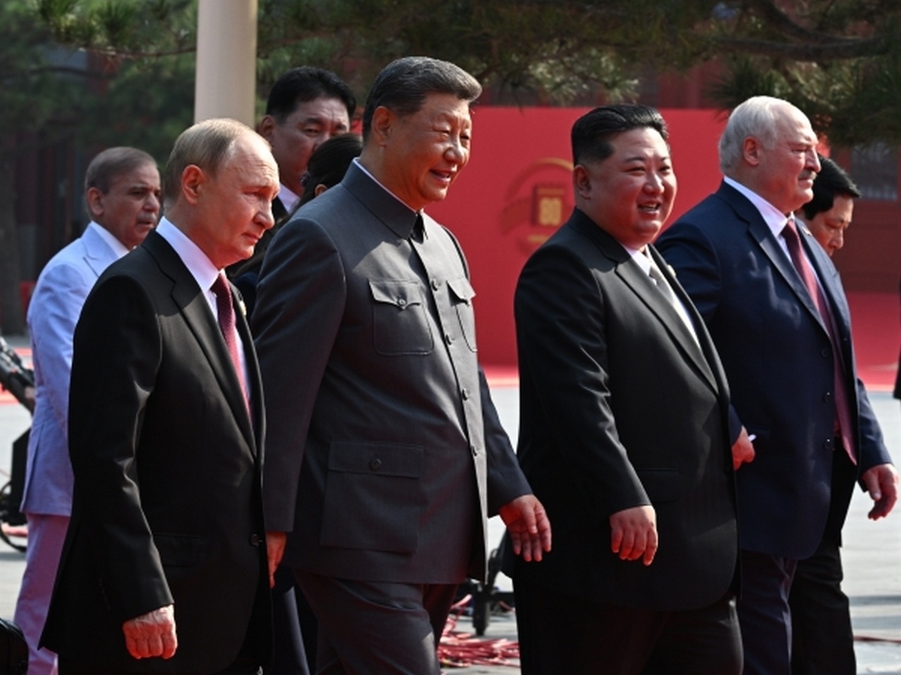 Президент России Владимир Путин, председатель Китая Си Цзиньпин и председатель государственных дел КНДР Ким Чен Ын приняли участие в торжественных мероприятиях по случаю 80-летия окончания Второй мировой войны.