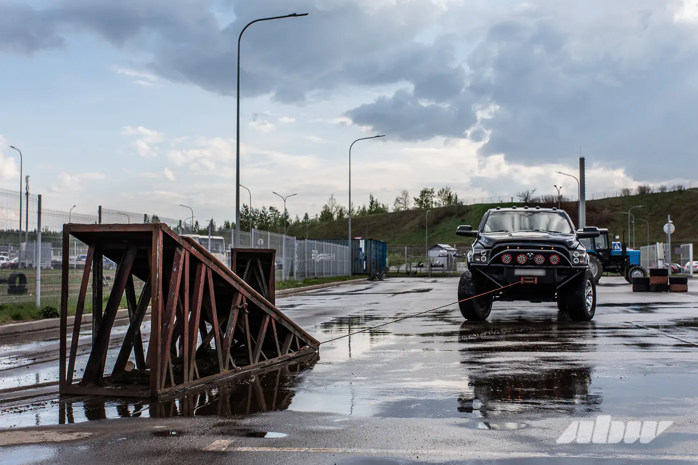 Очень крутой рейнджер: возвышаемся над потоком на Dodge Ram V8