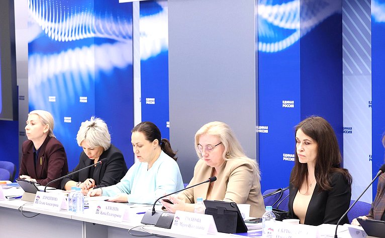 Заседание Комиссии Совета Федерации по развитию креативных (творческих) индустрий и народных художественных промыслов в РФ