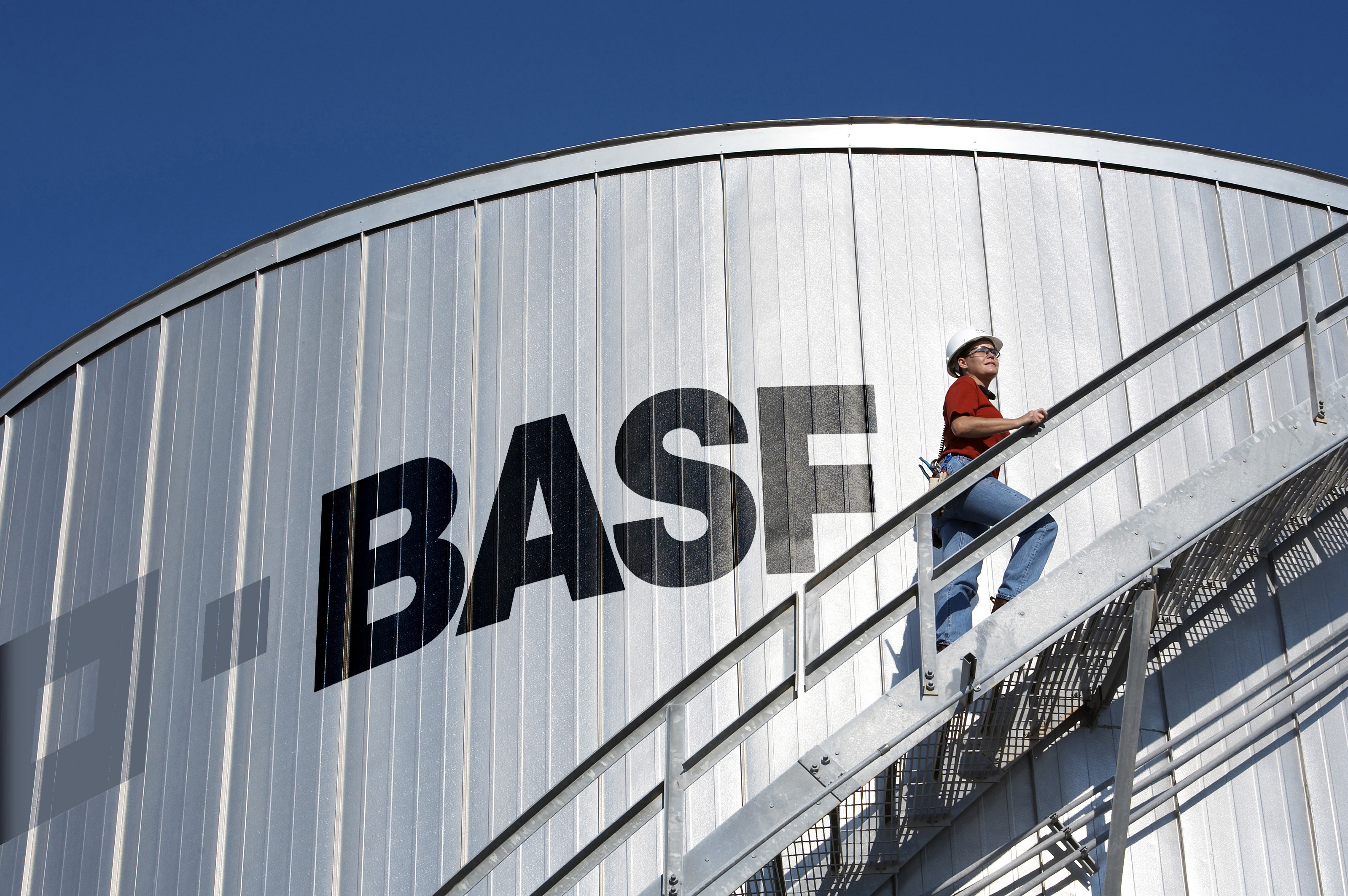 Компания конец. Концерн БАСФ Германия. Завод BASF В Германии. Химический концерн BASF. Химический завод БАСФ В Германии.