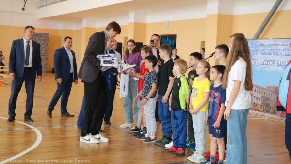 Президент Российской федерации баскетбола Андрей Кириленко посетил тренировку по баскетболу в школе №76