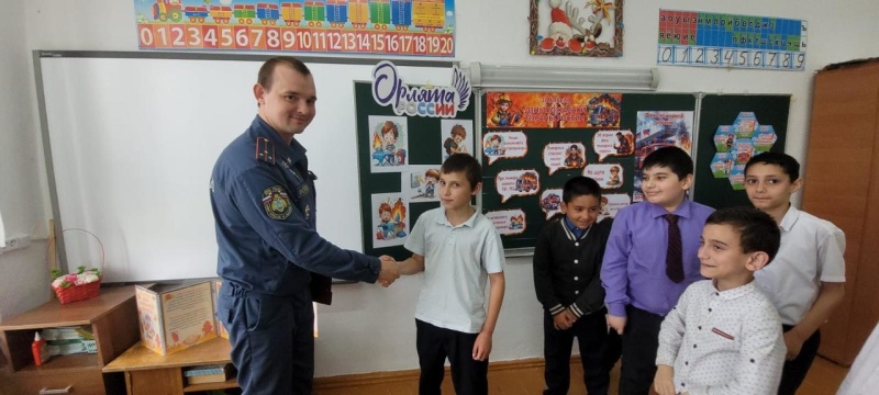 Сотрудники МЧС России продолжают открытые уроки для учащихся образовательных учреждений
