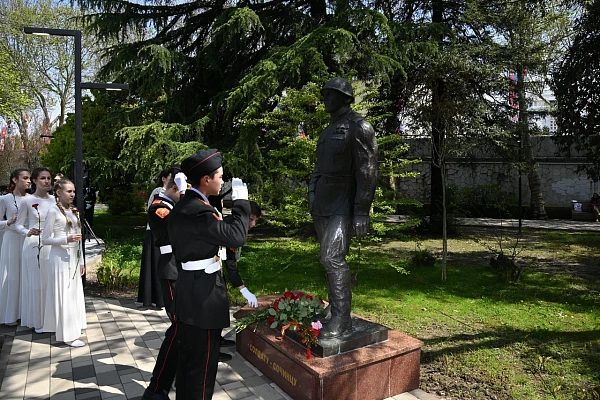 В Комсомольском сквере Сочи состоялось торжественное возложение цветов к памятнику солдату-сочинцу