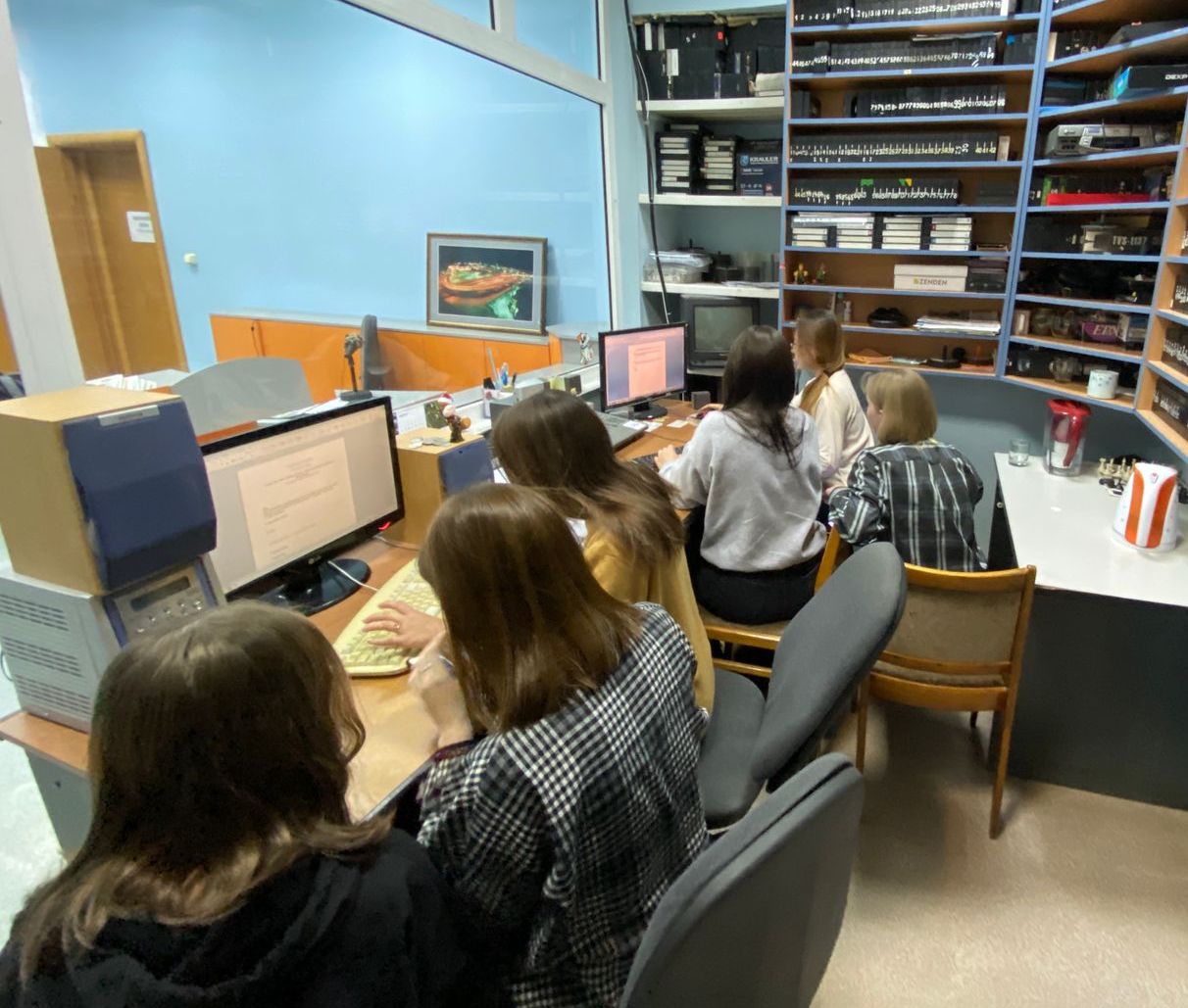 праймари скул в англии. учебные проекты для школьников. школьный паблик. первые журналисты. паблик школы.