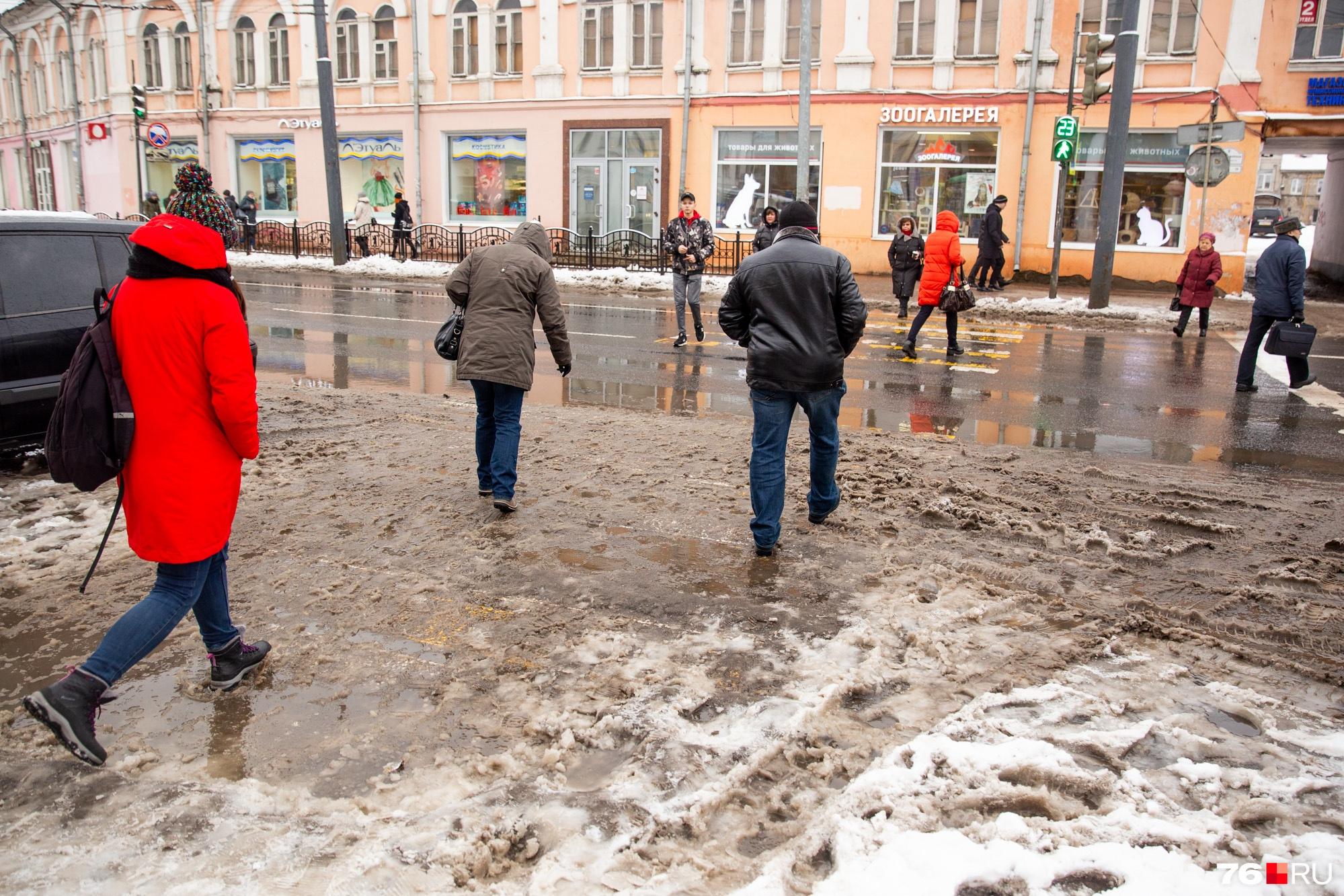 20 ноября 2015. Люди зимой. Ноябрь в городе. Зима в России. Уборка снега в городе.