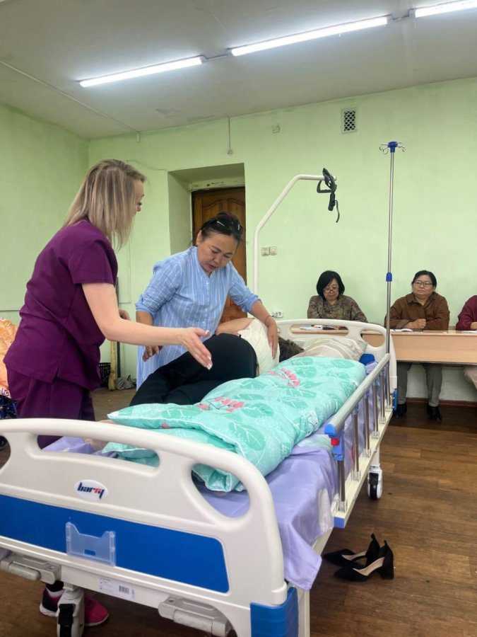 Благотворительный фонд "Старость в радость" проводит в Туве обучение по уходу за пожилыми и нвалидами