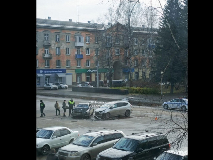 Две легковушки столкнулись лоб в лоб в Новокузнецке