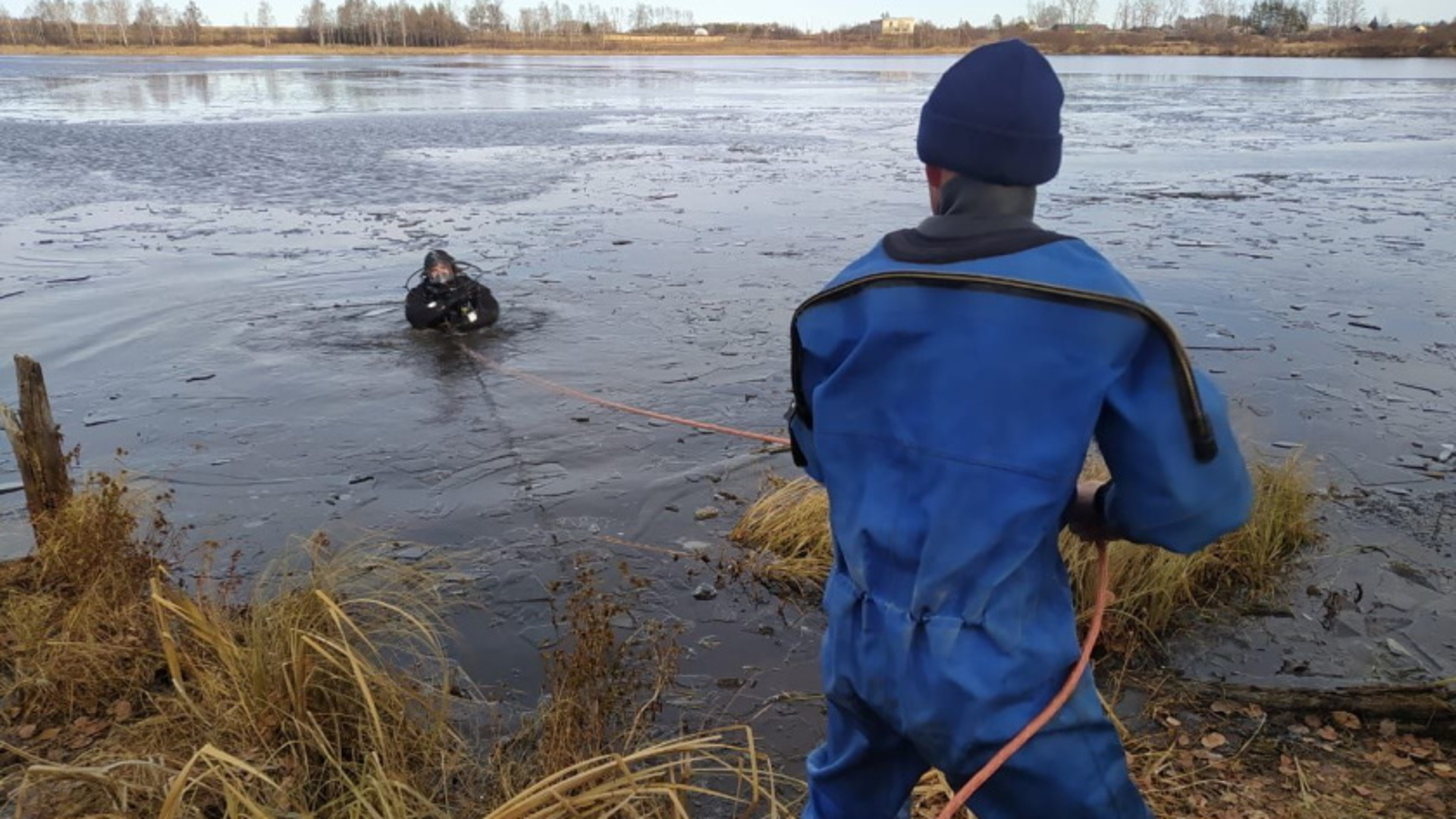 Пропал пруд. Рыбаки. Водолазы.