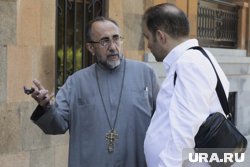 Аджапахян (на фото слева) по собственной воле прибыл в СК Армении