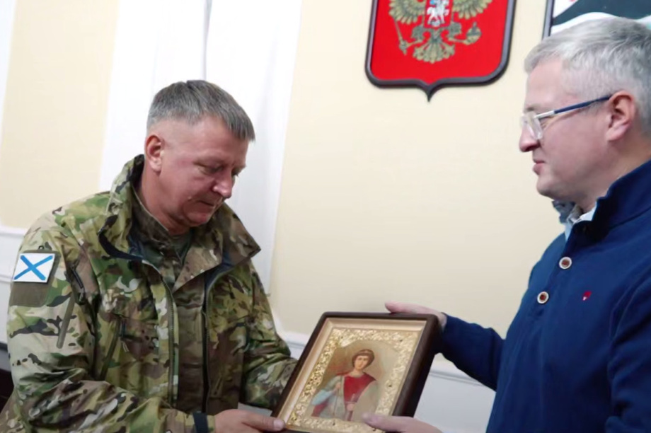 Глава региона встретился с камчатскими морпехами и передал им гуманитарку и намоленную икону. Фото: ТГ- канал Солодов. Камчатка. Фотография 1