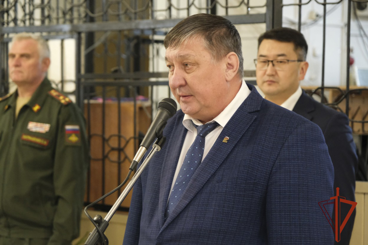 Накануне Дня защитника Отечества в Горно-Алтайске установили мемориальную доску росгвардейцу, погибшему в ходе специальной военной операции