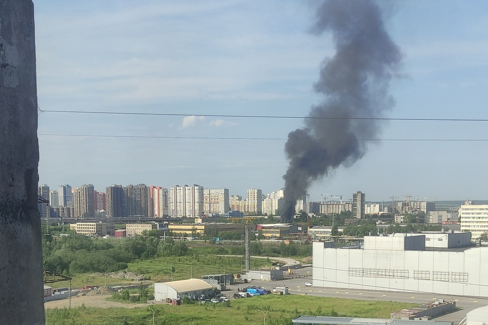 Дым в петербурге сегодня. Дым в районе пражской. купчино район. что сейчас горит. 2 столба.