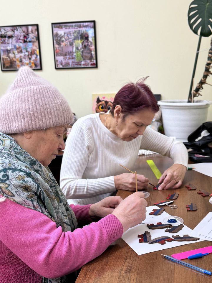 Мастер-класс в Мензелинске: старшее поколение создает сувениры для бойцов СВО