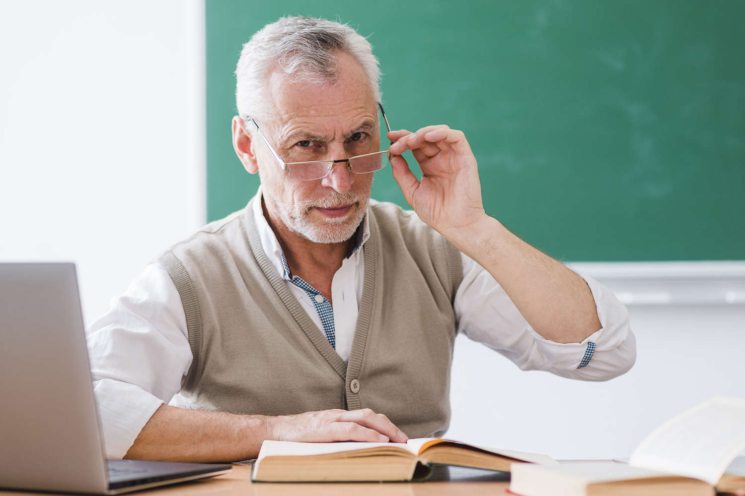 Experienced teachers. Профессор в очках. Профессор. Профессор поправляет очки. Фото учителя мужчины.