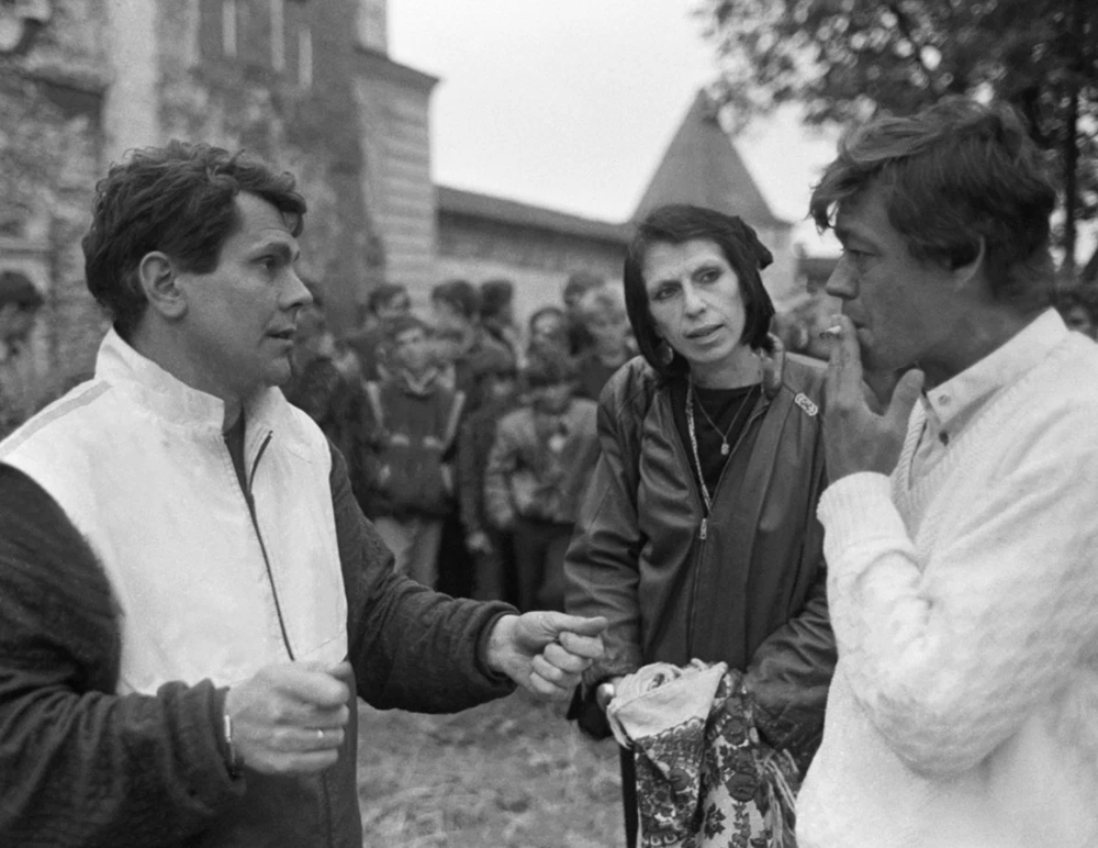 Кинорежиссер Юрис Подниекс, английский продюсер Вероника Боднарк и Николай Караченцов во время обсуждения съемок в Никитской слободе, 1987 год