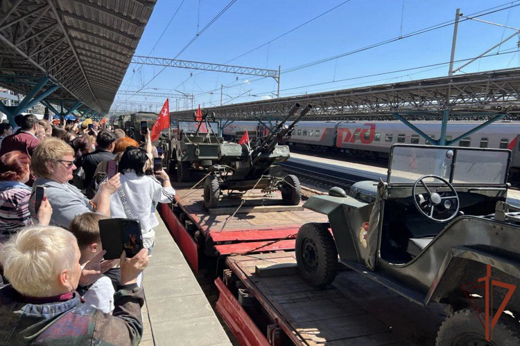 В Самаре росгвардейцы обеспечили безопасность «Паровоза Победы», который завершил свое путешествие по регионам России (видео)