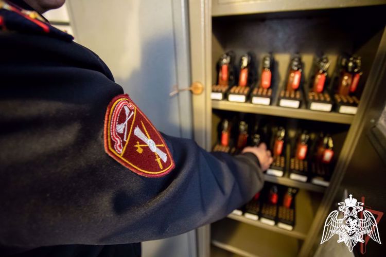 Сотрудники ЦЛРР Управления Росгвардии по Калужской области напоминают владельцам оружия о правилах его хранения в период отпуска
