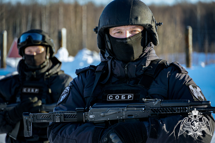 Новгородские росгвардейцы оказали силовую поддержку при проведении оперативно-розыскных мероприятий у граждан, причастных к мошенническим действиям 