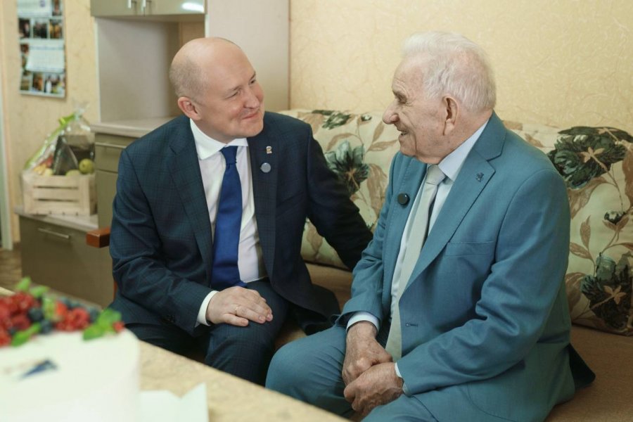 Михаил Развожаев поздравил со столетним юбилеем ветерана Михаила Латоху
