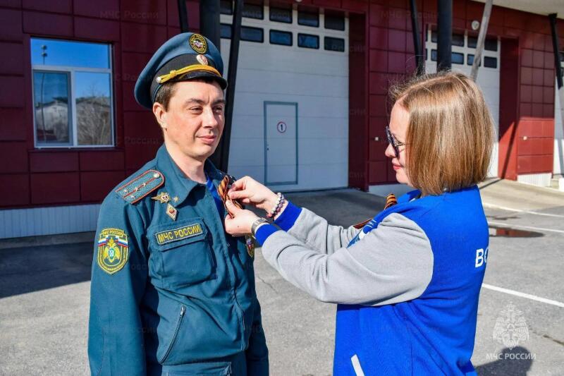 В преддверии Дня Победы сотрудники подразделений МЧС России по Югре присоединились к акциям «Георгиевская ленточка» и «Красная гвоздика»