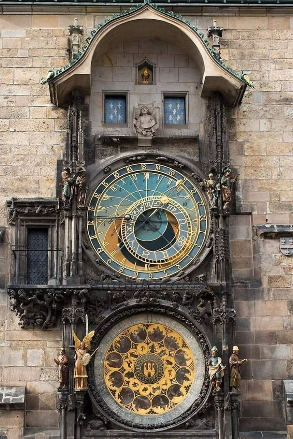 4. Пражские астрономические часы, установленные в 1410 году, считаются старейшими действующими астрономическими часами в мире