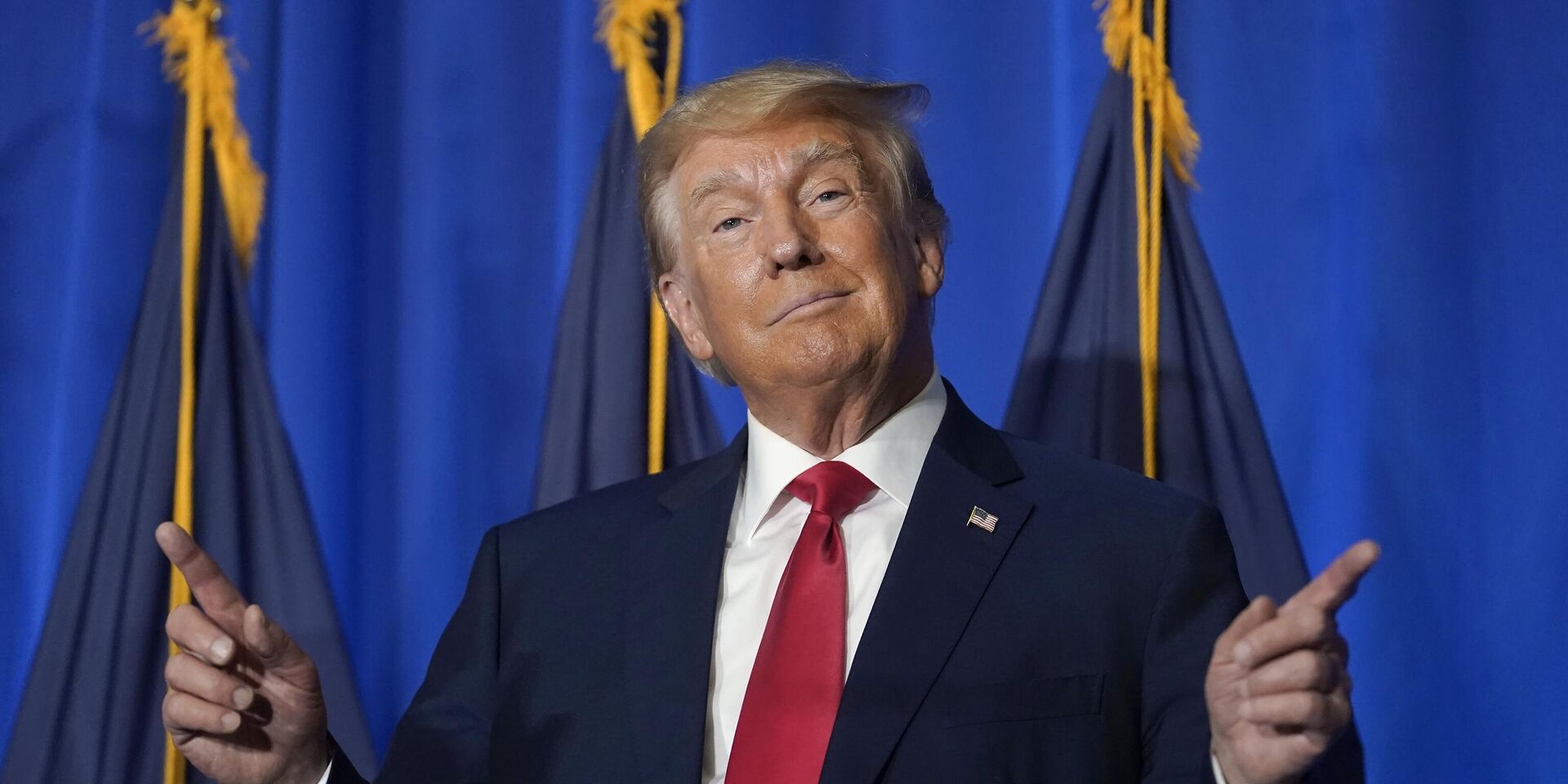 Дональд Трамп перед выступлением на ленче Федерации женщин-республиканцев Нью-Гэмпшира 27 июня 2023 года в городе Конкорде, Северная Каролина. - ИноСМИ, 1920, 12.12.2024