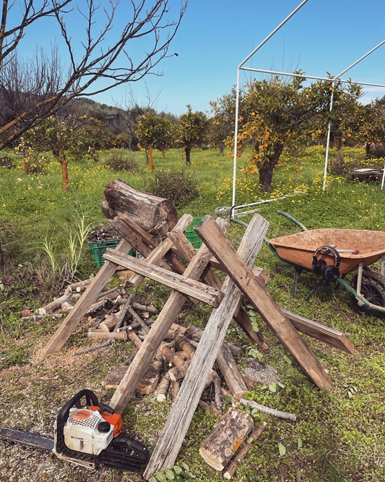 Нехитрый инвентарь и инструмент, который пришлось использовать для строительства.