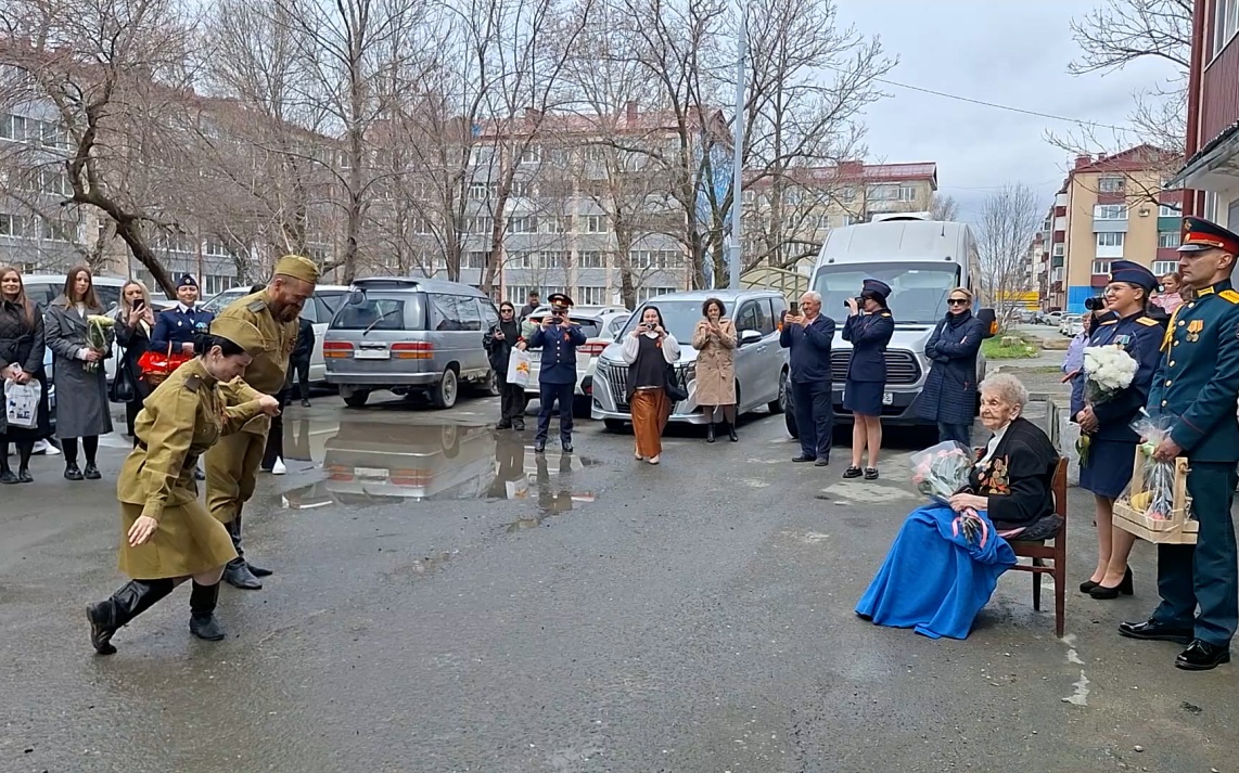Военные на Сахалине провели мини-парад для ветерана войны Нины Харченко