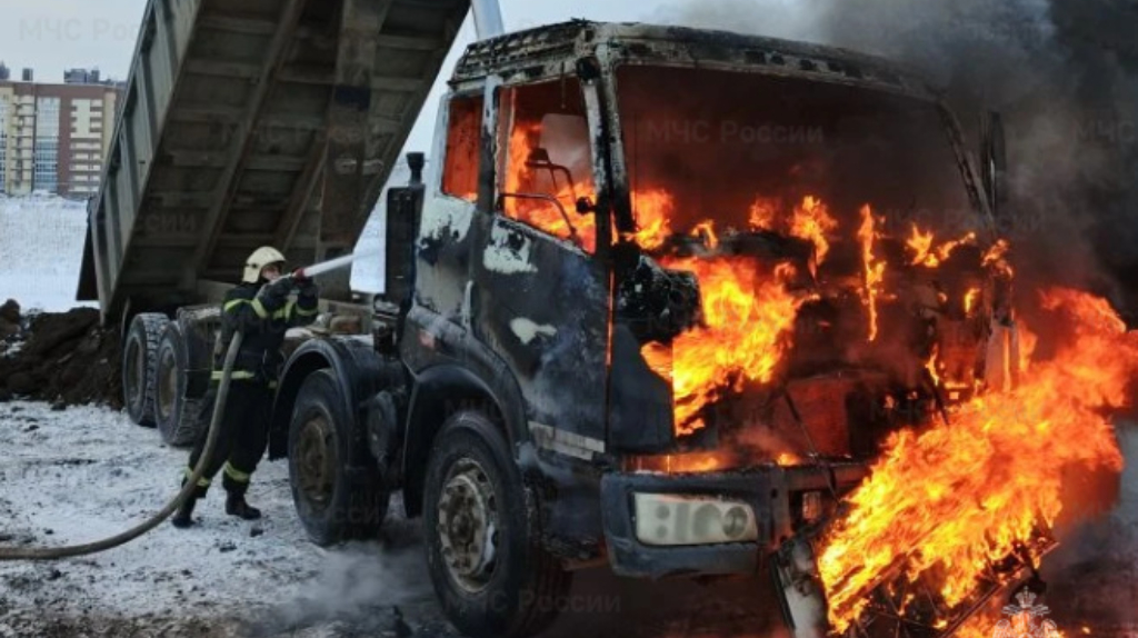 Двое мужчин получили ожоги во время сильного пожара в гараже и цеху в Брянске