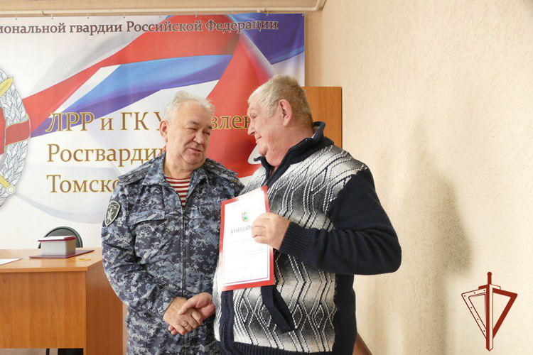 Личный состав подразделений лицензионно-разрешительной работы и государственного контроля Росгвардии чествовали в Томске