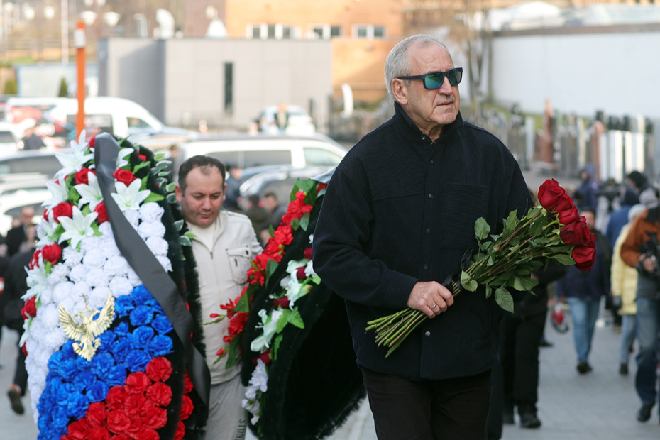 Депутат Государственной Думы РФ Сергей Неверов на церемонии прощания с телеведущим Юрием Николаевым на Троекуровском кладбище в Москве