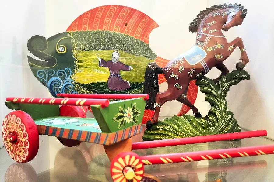 Трактор в розах. В Музее игрушки представили произведения художницы Елены Староверовой | ФОТО автора