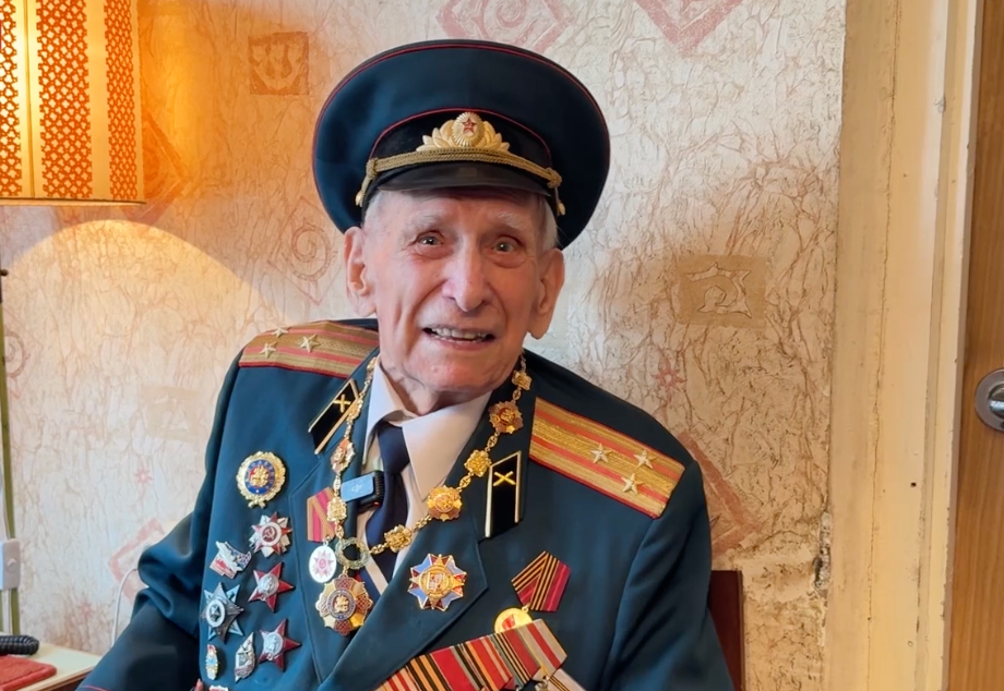 103-летнего ветерана Александра Золотова наградили юбилейной медалью в честь 80-летия Победы