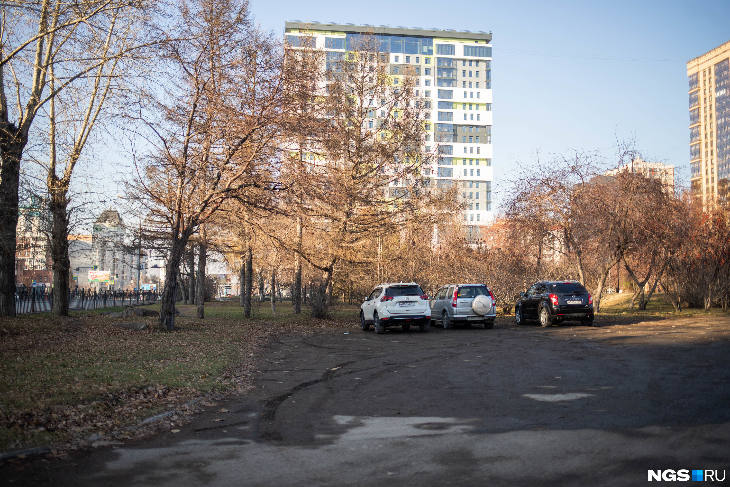 Полиция в нарымском сквере. Парковка в парке. Улица Нарымского ,20.