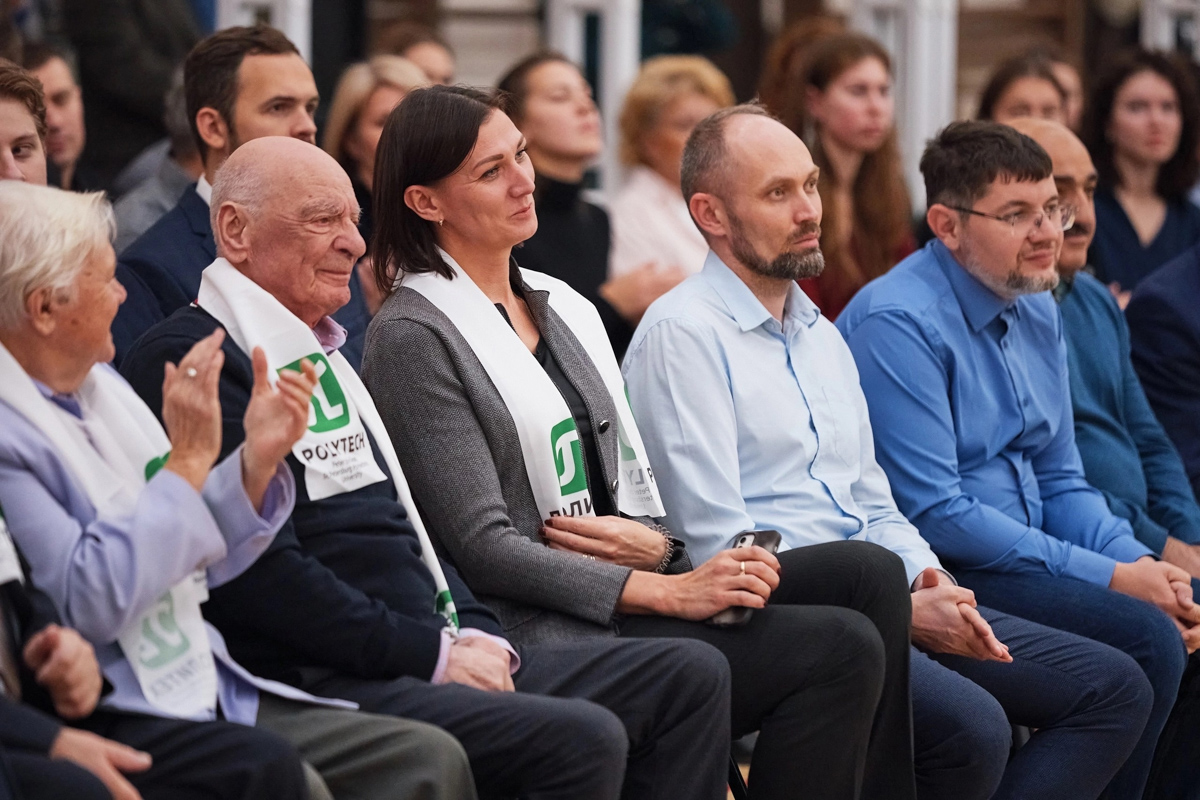 Чемпионка мира по лёгкой атлетике Наталья Антюх (третья слева)