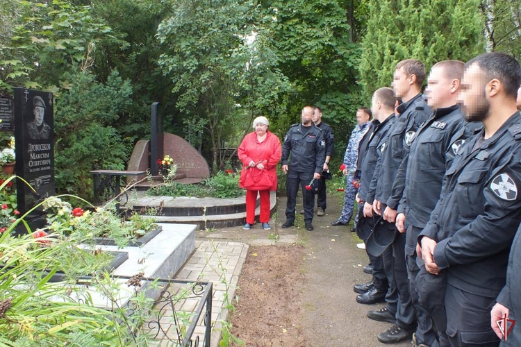 В Удмуртии сотрудники СОБР «Соболь» почтили память коллеги, погибшего 17 лет назад в Чеченской Республике