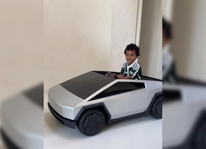 Мать Ким Кардашьян подарила внуку машину Tesla