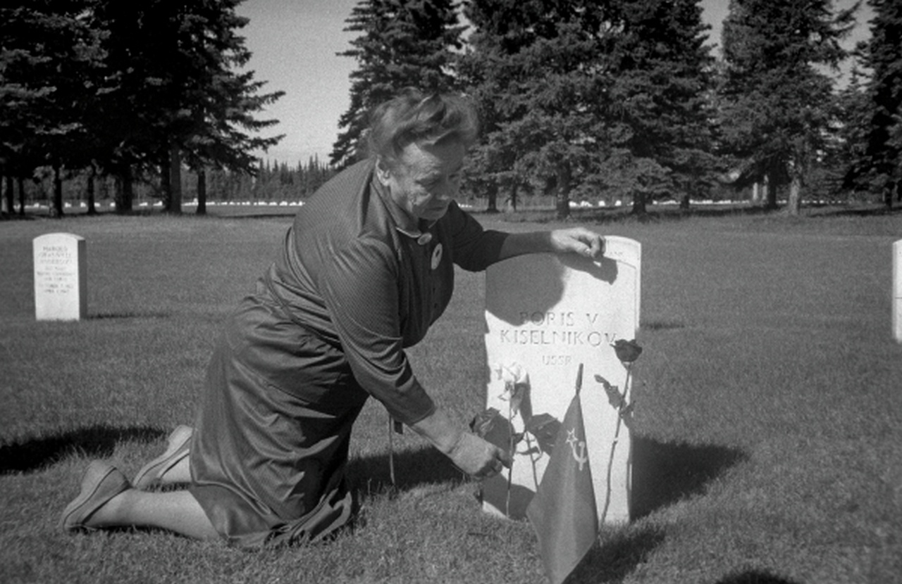 Первая поездка советских ветеранов АлСиба на Аляску. Могила старшего инженера военной приёмки ВВС КА в Фэрбанксе Бориса Кисельникова на Аляскинском национальном мемориальном кладбище, 9 мая 1990 г.