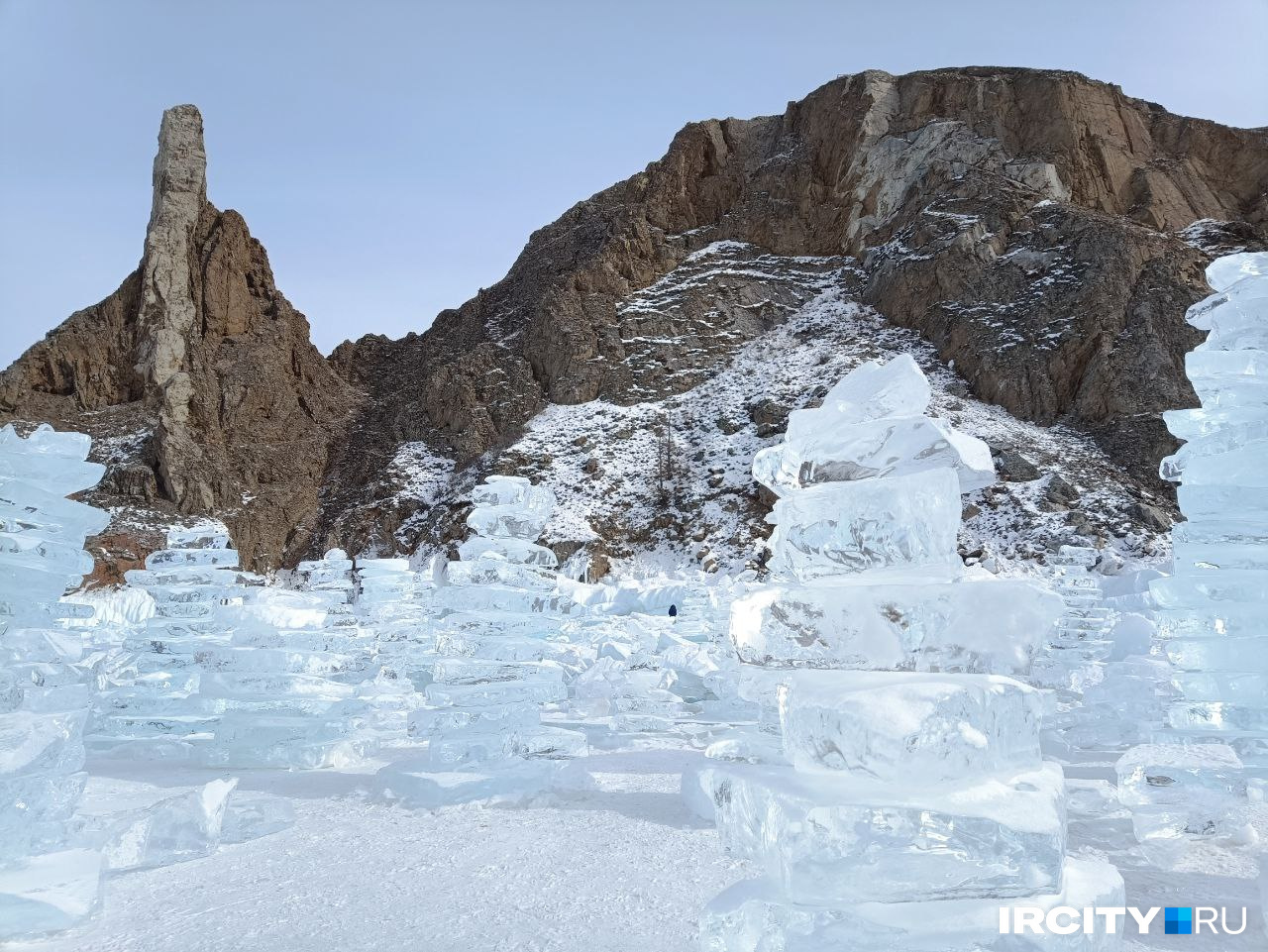 Туристы строят ледовые пирамидки