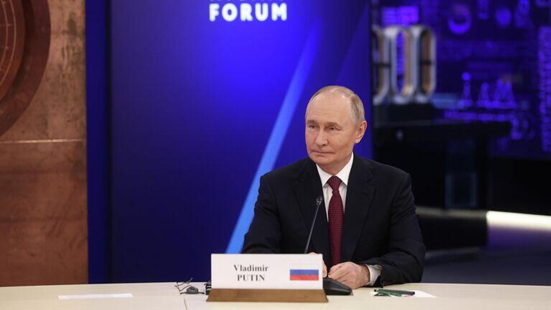 Президент России Владимир Путин на Глобальном атомном форуме в рамках Мировой атомной недели на ВДНХ - Sputnik Узбекистан, 1920, 26.09.2025