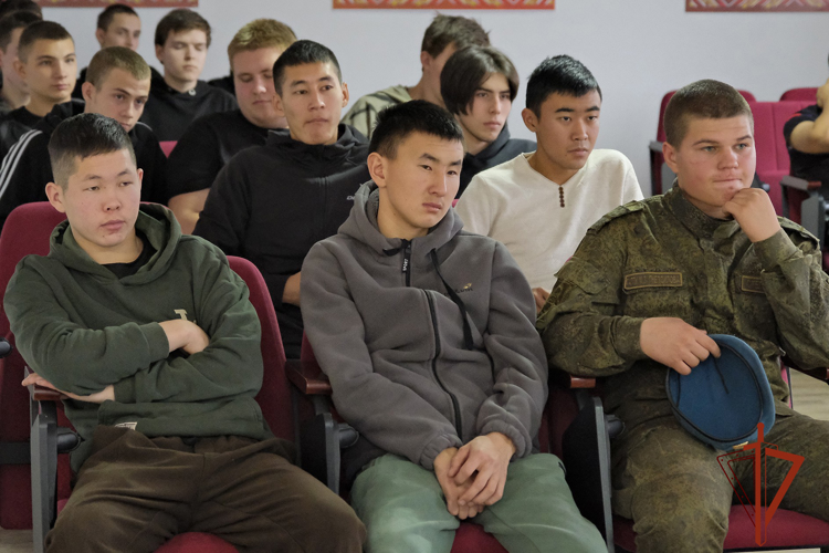 В Горно-Алтайске сотрудники и военнослужащие Росгвардии встретились со школьниками 