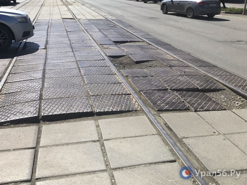 Переезды через трамвайные пути даже в центре Орска развалились до глубоких дыр, а плитка исчезает безвозвратно