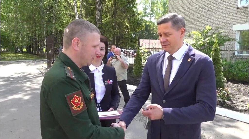 Врио губернатора Егор Ковальчук вручил ключи от машины герою СВО