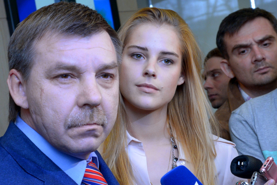 Главный тренер мужской сборной России по хоккею Олег Знарок (слева) с дочерью Алисой