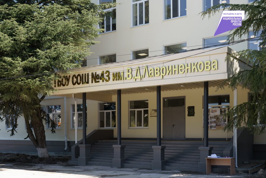Михаил Развожаев проинспектировал ход капитального ремонта школы 43