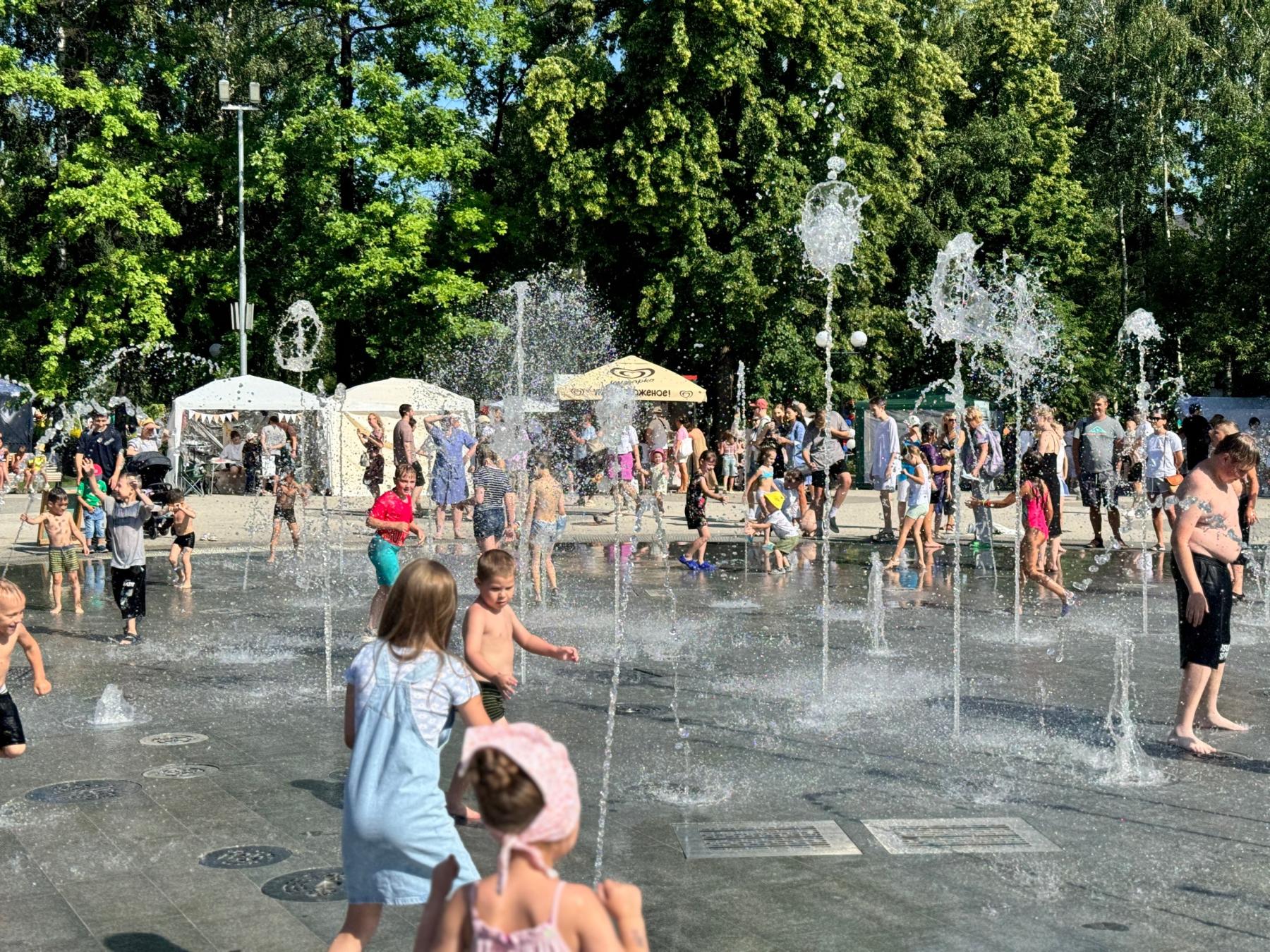 Фото Звёзды на сцене и трансформеры в парке: в Новосибирске с размахом завершилось празднование Дня города. Полный фотоотчёт 81